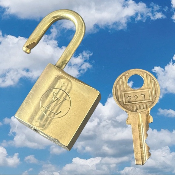 227 Authentic Louis Vuitton Lock and Key with Unbranded Chain Series 200’s - Picture 9 of 9